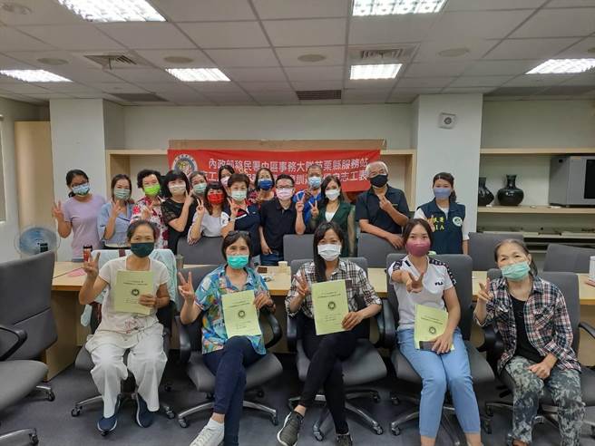 移民署苗栗縣服務站28日在苗栗工藝園區舉行志工通譯教育訓練。（移民署苗栗縣服務站提供／謝明俊苗栗傳真）