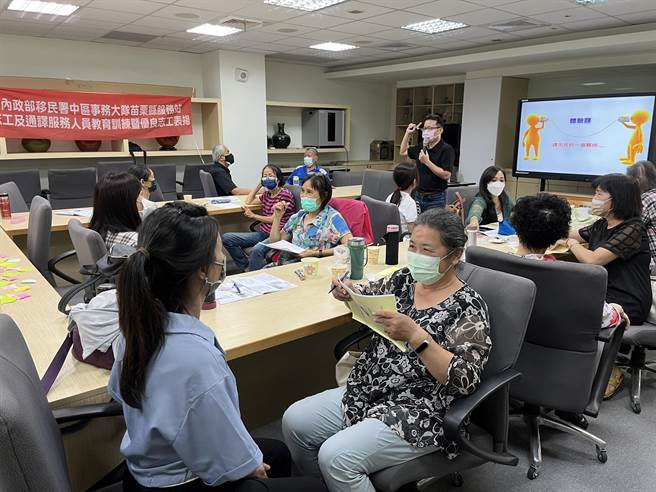 移民署苗栗縣服務站28日在苗栗工藝園區舉行志工通譯教育訓練。（移民署苗栗縣服務站提供／謝明俊苗栗傳真）