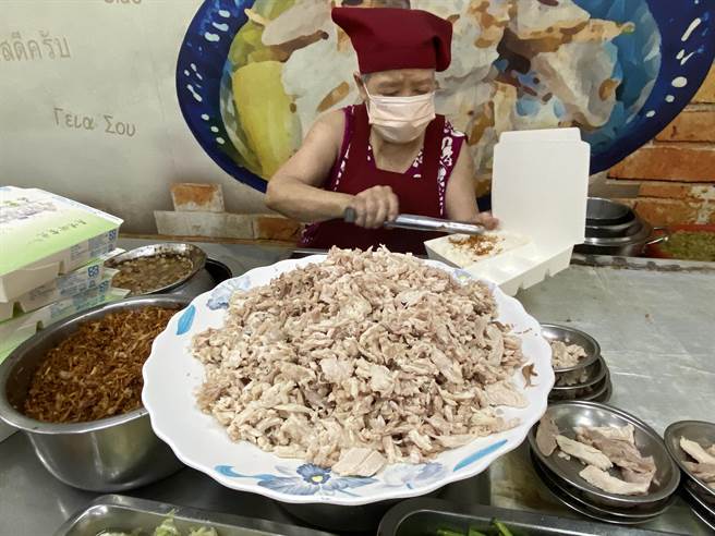 嘉义市火鸡肉饭业者制作火鸡肉团膳便当。（廖素慧摄）