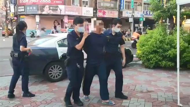 新北市三重区这名窃贼见路边有辆未熄火机车，竟直接把骑车走，不过窃贼骑走不到200公尺就因紧张自摔，而警方获报后也在3小时内就将窃贼逮住，讯后依窃盗罪法办。(三重警分局提供)