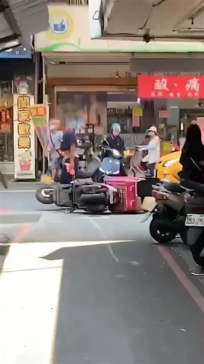 机车遭窃贼骑走不到200公尺，就在正德街与大同北路口因紧张而自摔。(三重警分局提供)