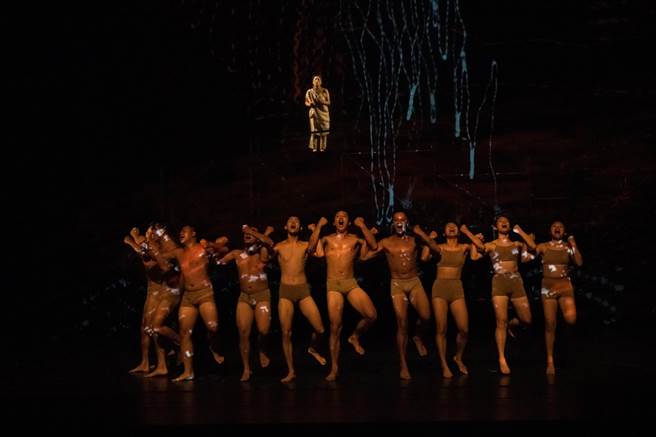 国家文艺奖得主布拉瑞扬最新作品《己力渡路》，作品名称灵感源自泰雅族织布机的声音，也象徵着布拉瑞扬舞团「以自己的力量，走自己的路」的核心精神。（北艺中心提供）