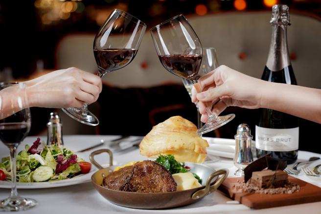 君品酒店推出「酒食云轩」1泊2食住房专案。（云朗观光集团提供）