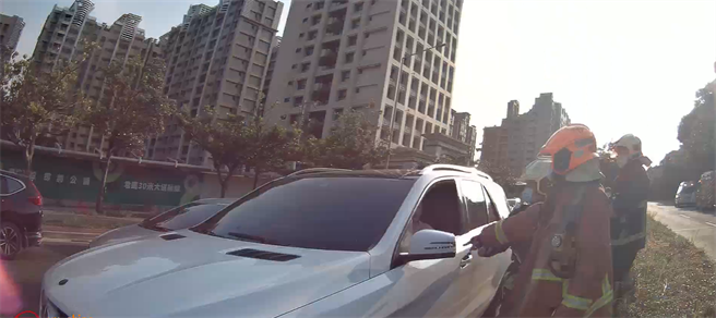 新北市淡水区27日有辆白色轿车在等红绿灯时停住不走，路过民眾发现驾驶竟昏睡在方向盘上，赶紧通报警消救援。(淡水警分局提供)