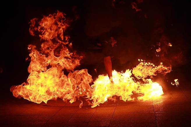 火舞，最早的起源眾说纷纭。其中一种说法是，纽西兰毛利人在庆典表演的舞蹈。而在台湾，火舞发展或与童军火舞有关，他们运用所有能点火的道具，如刀剑、火棍、火球......等，结合舞蹈形式，呈现一场艺术表演。（实习摄影记者谢家瑀摄）