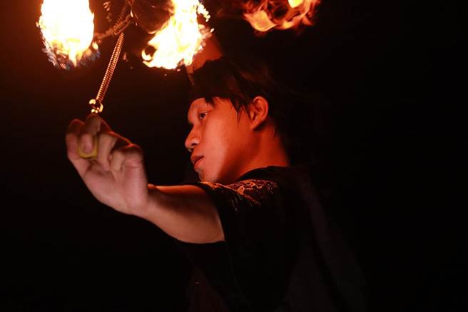 火舞表演者德龙就学期间利用周末从事火舞表演，不但成功考取街头艺人证照，也让更多人了解到火舞的美丽。即便训练途中烧破好几件演出服，头髮、肌肤受的伤也不在少数，但火舞已经成为他生活的一部分。（实习摄影记者谢家瑀摄）
