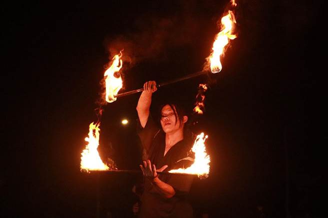 火舞表演者祥子从国中时期参与童军团就对火舞着迷不已。后来决定投入更多时间在训练上，成为一名合格的街头艺人。即便训练途中烧破好几件演出服，头髮、肌肤受的伤也不在少数，但火舞已经成为他生活的一部分，希望可以让更多人了解到火舞的美丽。图为祥子运用数根火棍搭配音乐及舞蹈，吸引观眾的目光。（实习摄影记者谢家瑀摄）