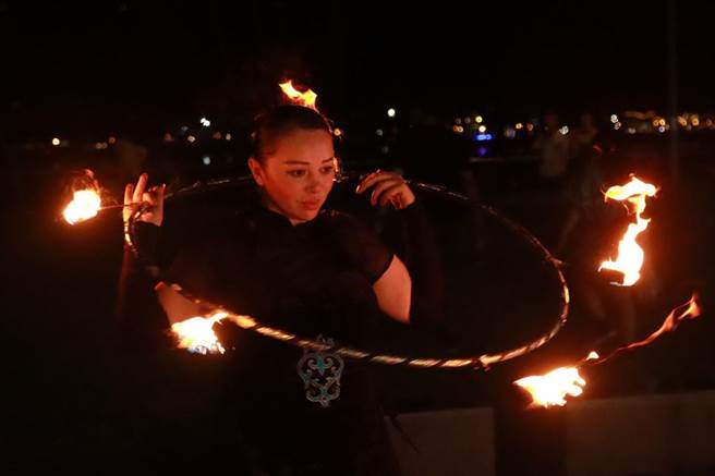 来自匈牙利的表演者Evelyn表示，从小学习空中特技、体操等训练。后来成了台湾媳妇，在台湾各地演出。她最擅长的是将火圈当成呼拉圈全身转动，吸引全场目光。（实习摄影记者谢家瑀摄）