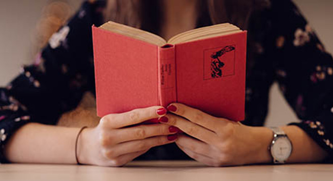 日益複雜的問題常壓得大家喘不過氣。行為科學教授克羅茲（Leidy Klotz）提醒，現代人應戒掉什麼事物都想加了再加的習慣（更多的策略、更多的目標、更多的……），改以「簡化」邁向未來。（圖/ EMBA提供）