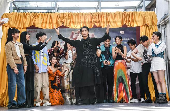 眾演员模仿剧中情节，膜拜饰演教主的姚淳耀。（络思本娱乐制作提供）