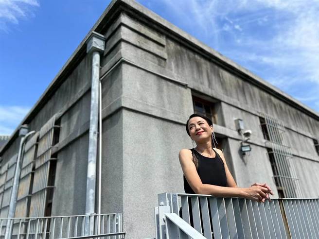 柯淑勤在剧中不仅有大尺度床戏，还有火辣侦讯桥段。（海纳百川提供，服装：Blumarine）