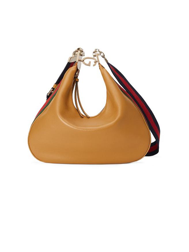微風廣場Gucci新店開幕獨家首賣包款，Gucci Attache 琥珀色中號肩背包，搭配藍紅藍撞色背帶，10萬6900元。（Gucci 提供）