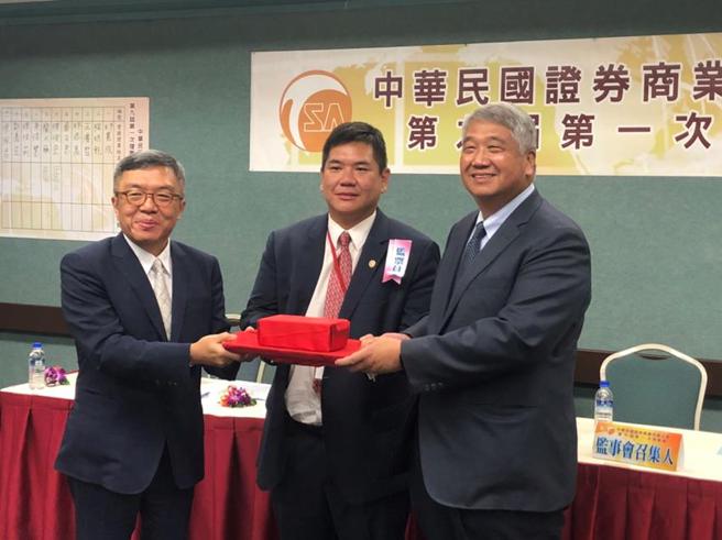 （券商公會第九屆理事長由元富證券董事長陳俊宏以19票當選，由券商公會第八屆理事長賀鳴珩進行交接儀式。圖／陳昱光）