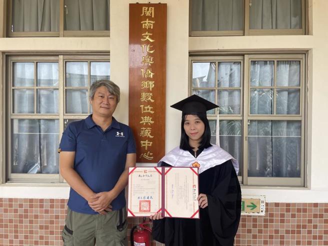 国立金门大学闽南文化硕士学位学程主任刘名峰（左）表示，越南学生寇氏美源（右）的研究成果丰富了金门人在海外移民史，也为台湾在越南的新南向政策具体搭起沟通桥梁。
（图/ 中央社）