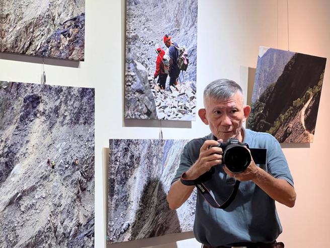 74岁屏东资深摄影工作者邱才彦，同时也是知名纪录片、实验电影导演，多年来透过影像细述在地故事，30日起将在屏东美术馆推出个展「风雨快门–回家」，呈现八八风灾灾后影像纪录。（图/ 中央社）