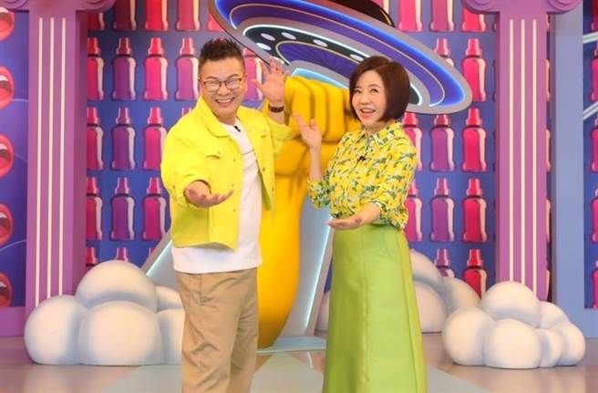 于美人（右）、沈玉琳新节目《我就问 你正常吗？》 今举办开播记者会。（东森提供）