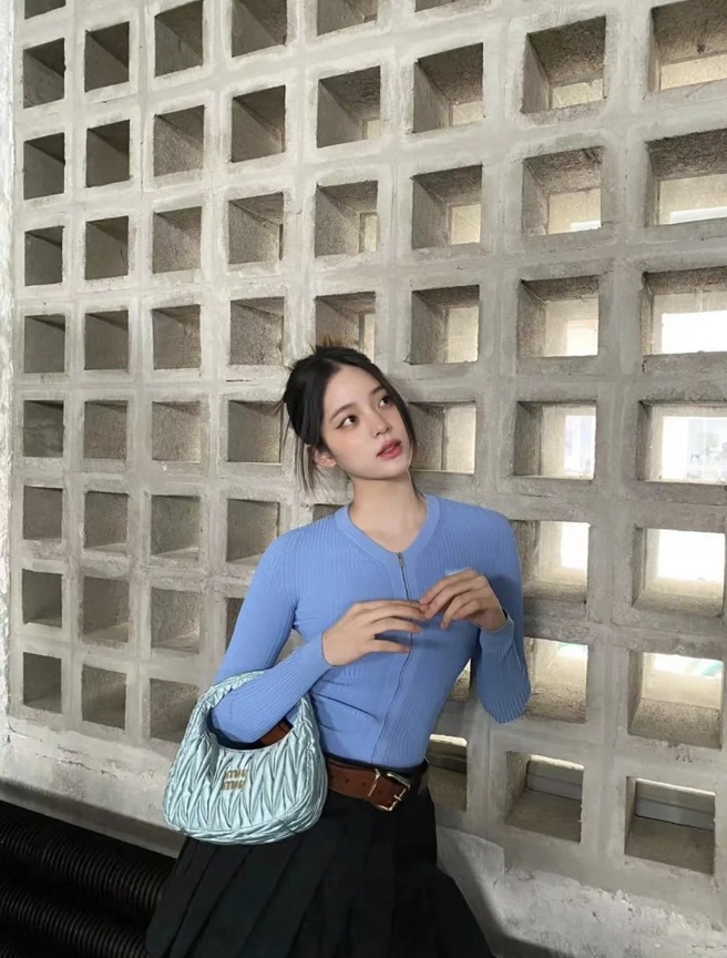 欧阳娜娜整身造型皆出自MIU MIU，恰与张员瑛撞衫，演绎出不同时尚氛围。（摘自欧阳娜娜微博）