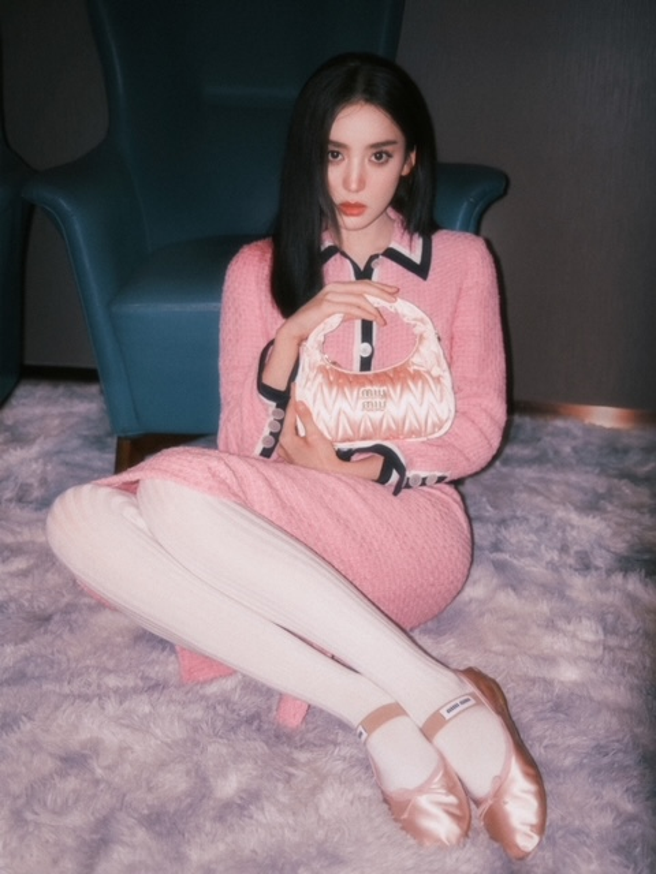 以粉色套装搭配同色系Miu Wander手袋。（摘自古力娜札微博）