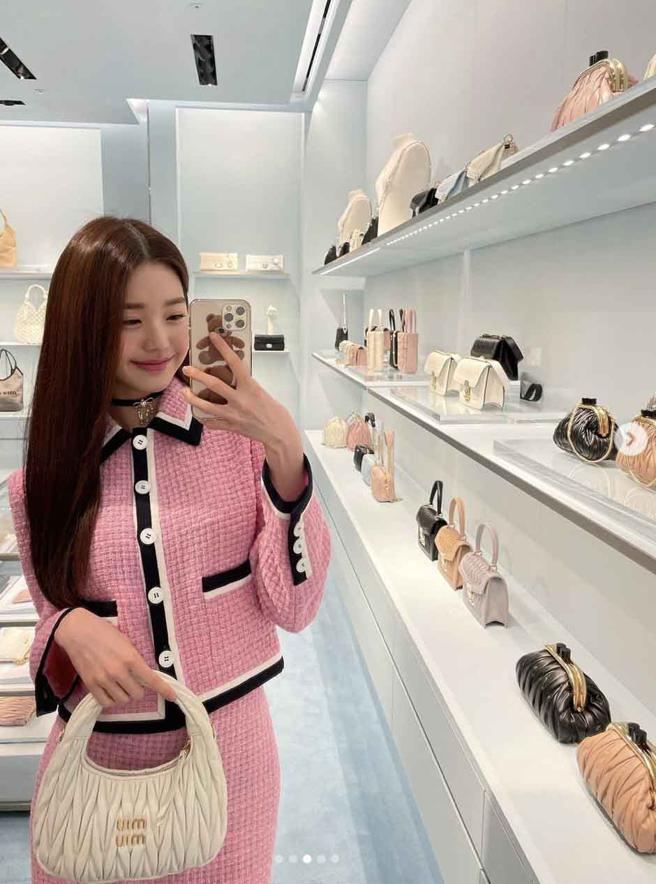 有最强神顏之称的张员瑛经常受到时尚品牌邀请出席活动。（摘自张员瑛IG）