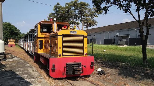 台糖蒜頭糖廠五分車鐵路延伸至高鐵嘉義站與故宮南院鐵道，工程預定民國112年8月完工。台糖29日表示，全線通車後將以復古車廂行駛，且牽引車廂的機關車頭，將使用蒜頭糖廠內德國製的「德馬牌」機關車頭。圖為行駛在蒜頭糖廠的觀光小火車。
（圖/ 中央社）