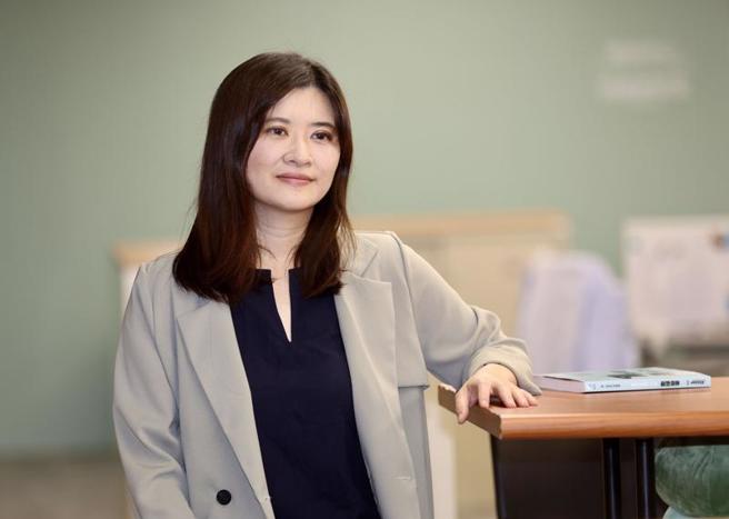  2017年以「情绪勒索」一书踏入文坛的谘商心理师周慕姿，除是民谣金属乐团主唱，还开节目分析知名文学作家的灵魂脚本，日前她应邀录制中央社Podcast「空中小客厅」，分享她如何挖掘自己内心最深处的诅咒。（图/ 中央社）