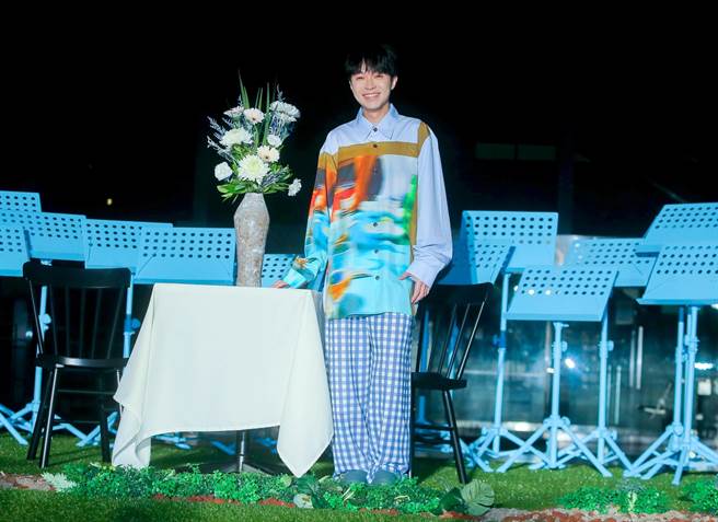 吴青峰29日于臺北市立美术馆广场举办新歌MV首映活动。（粘耿豪摄）