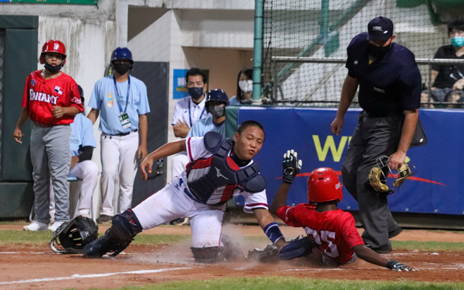 中华队捕手陈柏笙2局上将巴拿马跑者触杀在本垒前，少丢1分。（中华棒协提供）