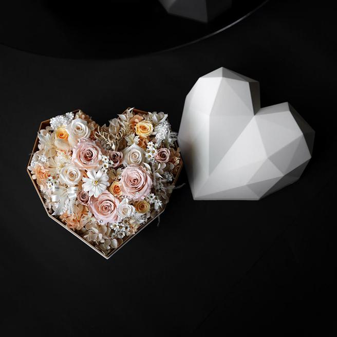 天鵝座 Cygnus -恆星花，5800元。（honeyDANIELS Florist丹尼爾花藝提供）