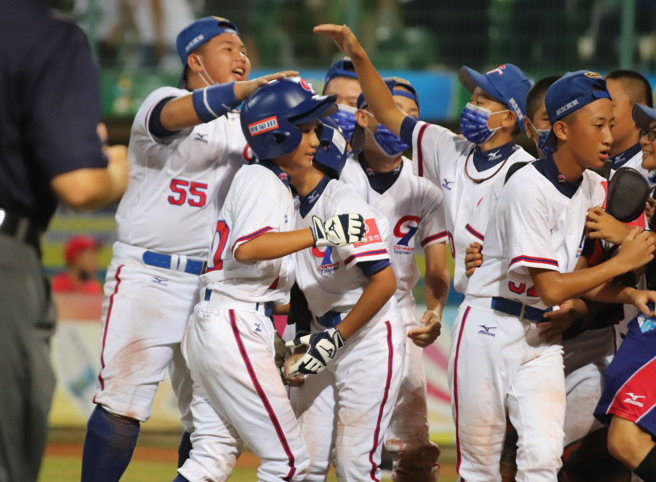 中华队队长陈恩（左二）击出再见安打后，与队友欢喜庆祝。（中华棒协提供）