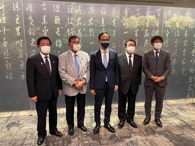 继周三会见日台交流协会副代表横地晃后，国民党主席朱立伦晚间再宴请日本自民党眾议员石破茂、浜田靖一、长岛昭久与参议员清水贵之访团，就台日、印太安全等议题进行意见交流，盼持续强化台日友好邦谊，立委蒋万安也到场致意。（国民党提供）