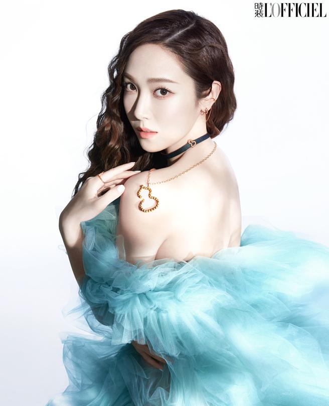 Jessica身穿天空蓝色雪纺纱裸肩洋装，并佩戴Wulu 18系列珠宝登上杂志封面。（Qeelin提供）