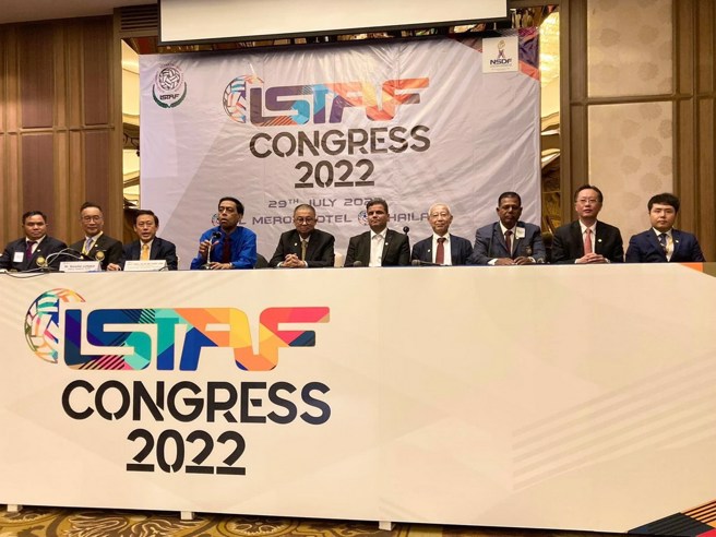 中華藤協理事長蔡鴻鵬（右二）順利當選國際藤總副會長。(中華藤協提供)