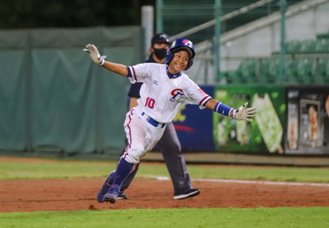 中华队队长陈恩击出再见安打后，在一垒张开双臂开心庆祝。（中华棒协提供）