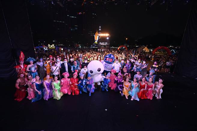 2022新北市兒童藝術節今晚舉行開幕典禮，由獨步全球的聲光扯鈴團隊「舞鈴劇場」在市民廣場演出經典作品《生命之光》，吸引上百位民眾觀看。（蔡雯如攝）