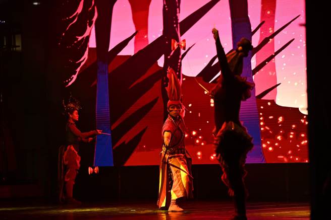 2022新北市兒童藝術節今晚舉行開幕典禮，由獨步全球的聲光扯鈴團隊「舞鈴劇場」在市民廣場演出經典作品《生命之光》，吸引上百位民眾觀看。（蔡雯如攝）