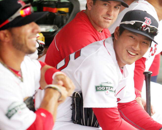 林哲瑄（中）于2012年升上美国职棒大联盟红袜队，当年4月15日在波士顿红袜主场迎战光芒，林哲瑄与队友一起替场上队友加油打气。（资料照片，陈怡诚摄）