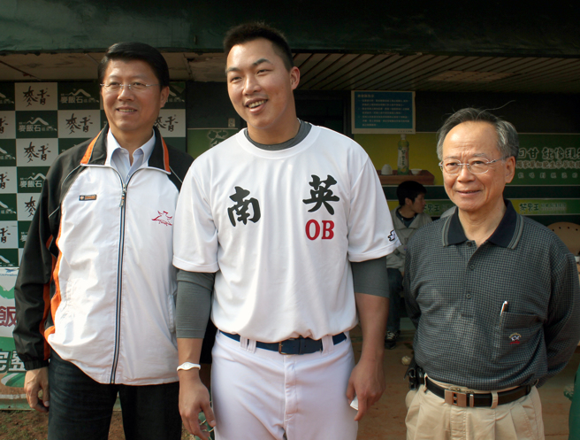 林哲瑄是台南棒球名校南英商工校友，2012年的年初回娘家参加校友赛，大联盟强投郭泓志（中）也共襄盛举，谢龙介（左）也到场跟小小郭合照。（本报系资料照片）