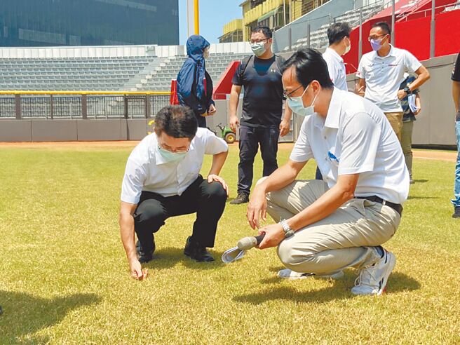 新竹市政府成立棒球場改善小組，28日代理市長陳章賢（左）與各界代表首赴球場會勘，提出改善方向。（新竹市政府提供／王惠慧新竹傳真）