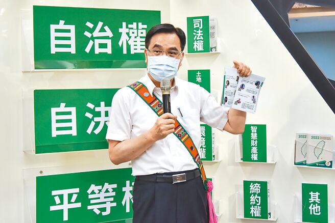 曾參與當年抗爭的原民會主委夷將‧拔路兒及原運抗爭人員，昨天化身成導覽人員。（原民會提供／林良齊台北傳真）
