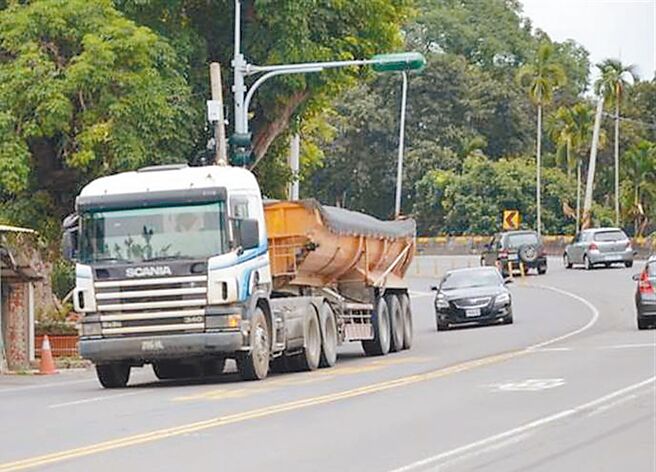 南投县政府强调，国内疫情趋缓，为迎接大量报復性旅游潮，即日起周六禁止砂石车行经省道台16线。（南投县政府提供／陈世宗南投传真）
