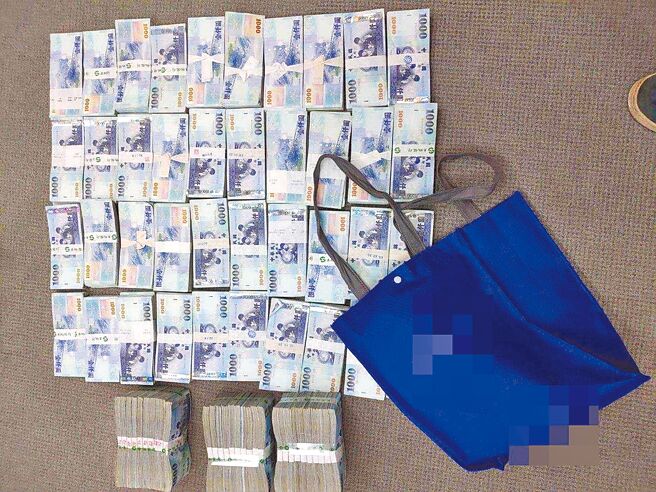 檢方調查中油貪汙案後續，檢方28日起訴前勞工董事陳枝章、經理張子房與廖姓廠商等3人。圖為專案小組在中油煉製事業部前執行長徐漢辦公室起出大筆現金。（本報資料照片）