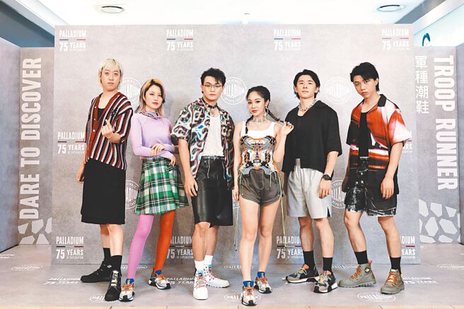 陳芳語（右三）與美秀集團穿上PALLADIUM限量鞋款與服飾展示大膽潮流態度。（PALLADIUM提供）