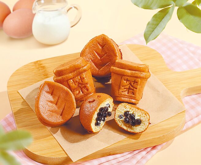 手摇饮品牌茶汤会，今夏首度开卖国民点心「鸡蛋糕」（见图）。（茶汤会提供）
