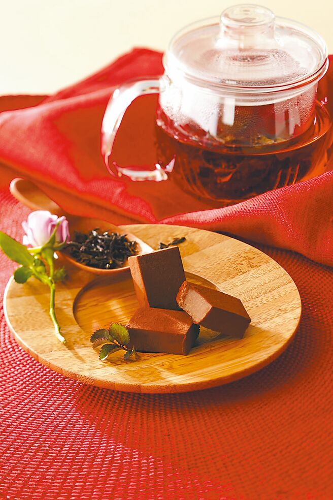 添加有「茶中香槟」封号的ROYCE’「大吉岭红茶生巧克力」520元／盒。（city’super提供）