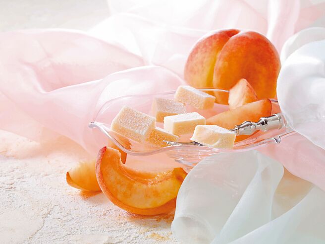 ROYCE’首度在台引进有「日本桃之元祖」之称顶级的「白桃生巧克力」520元／盒。（city’super提供）