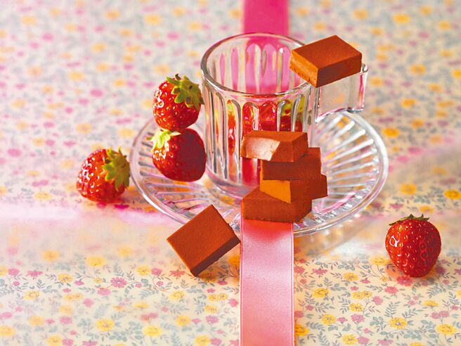 ROYCE’粉嫩果味系「草莓生巧克力」520元／盒。（city’super提供）