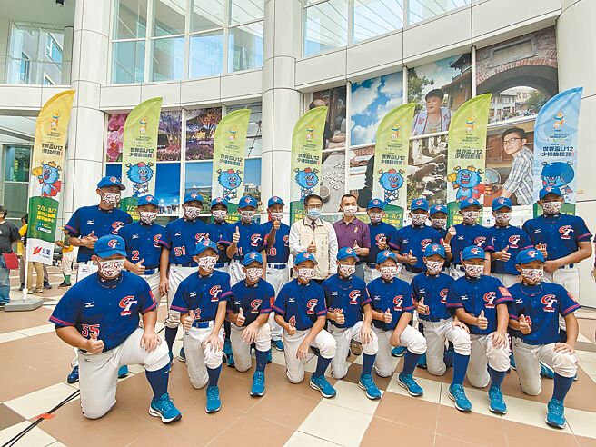 第6届世界杯U12少棒锦标赛今天将开打，台南市政府昨天举办开赛记者会，市长黄伟哲（后排左七）与中华队小将合影。（曹婷婷摄）