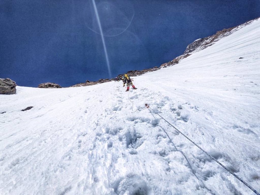 台灣正妹登頂K2，1.2萬人狂讚。（圖／翻攝自詹喬愉 - 三條魚Tri Fish）