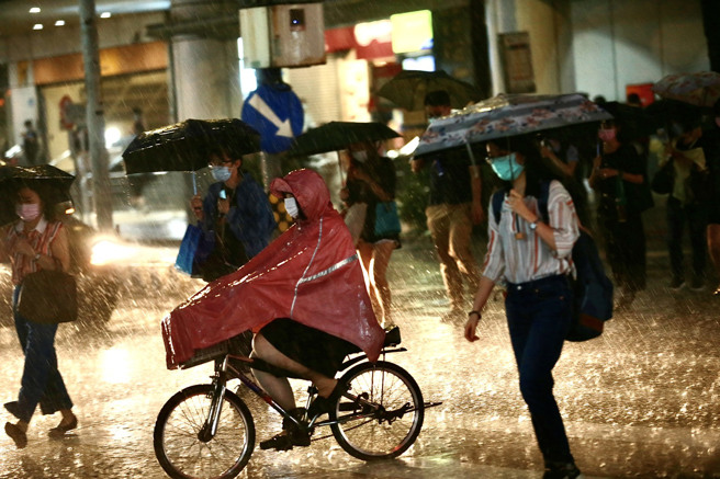 今起天气不稳定，午后、晚间都有大雨甚至雷雨机率。（资料照）