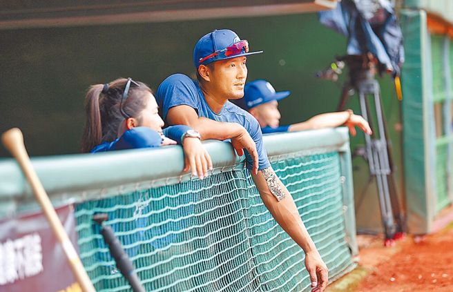 富邦悍將外野手林哲瑄在新竹棒球場撲接受傷，左肩開刀治療將免戰8個月。（富邦悍將提供）